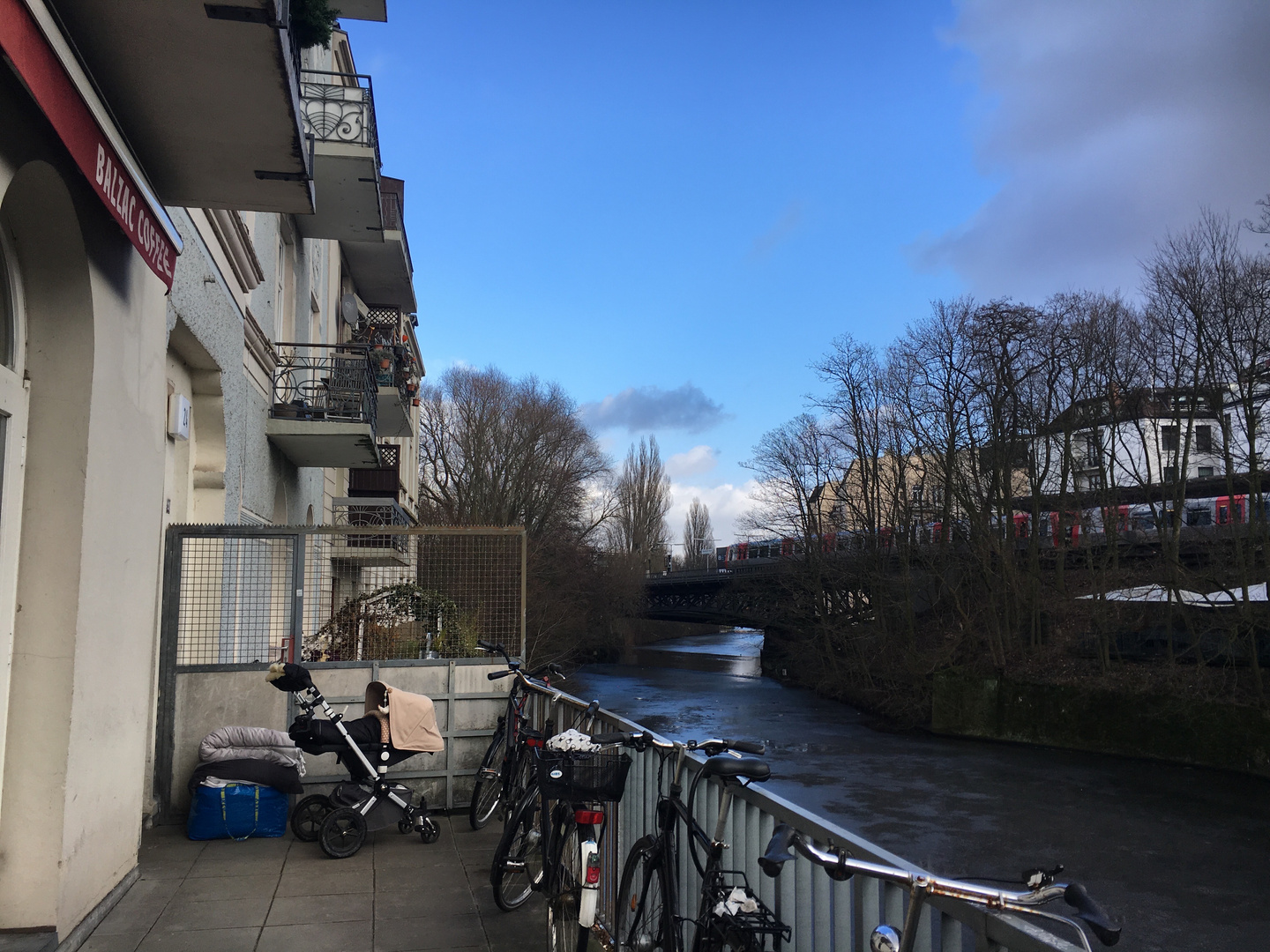 Hamburg kann auch blauen Himmel 