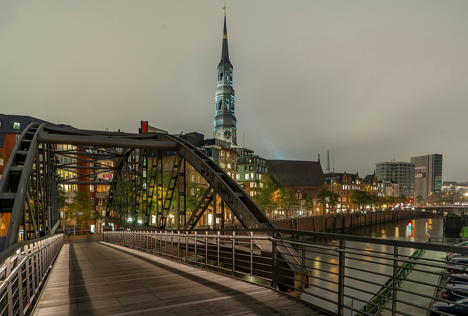 HAMBURG - Katharinenkirche und Kibbelsteg