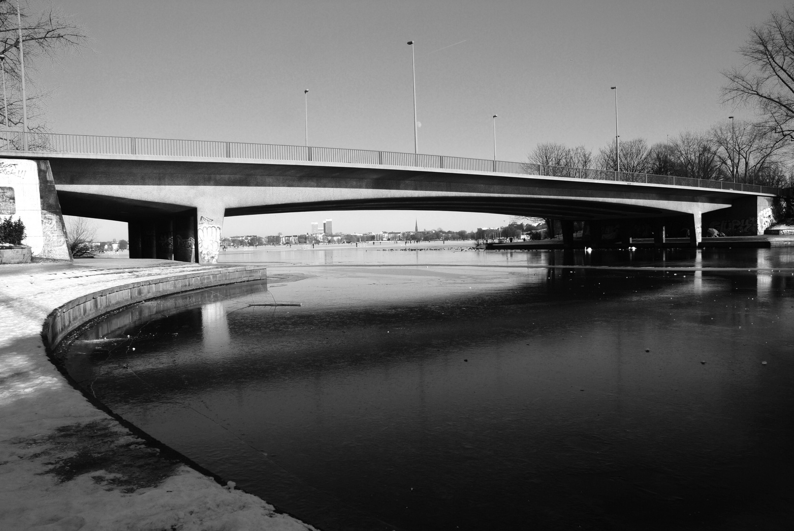 Hamburg, Kennedybrücke, Alstereis