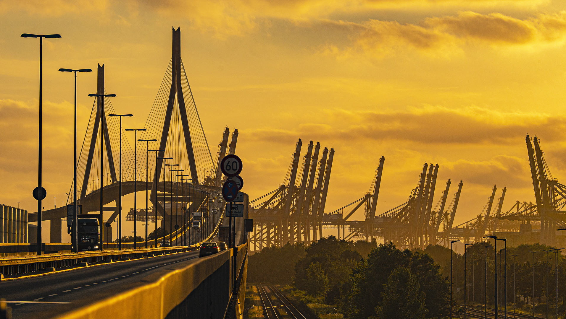 Hamburg. Köhlbrandtbrücke im Abendlicht.