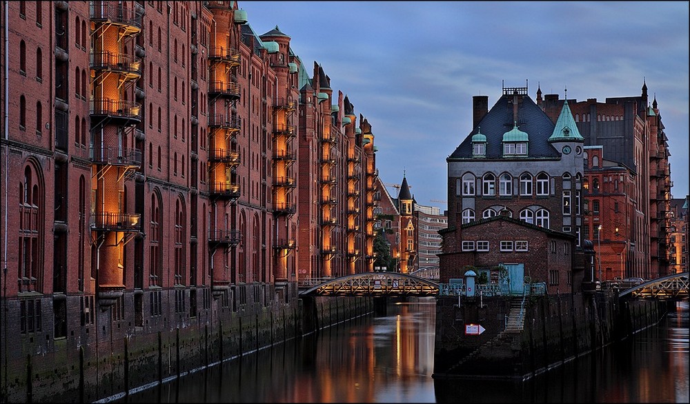 Hamburg kurz vor Sonnenuntergang