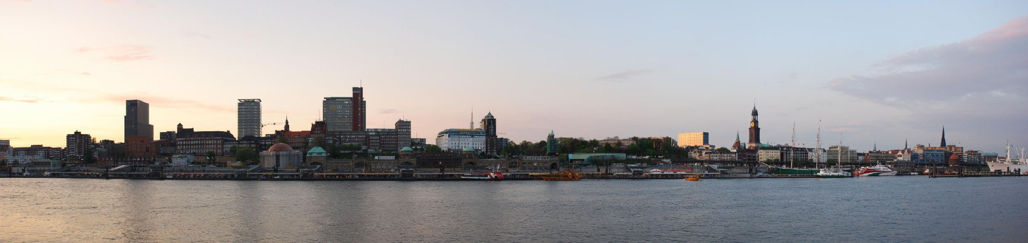 Hamburg kurz vor Sonnenuntergang