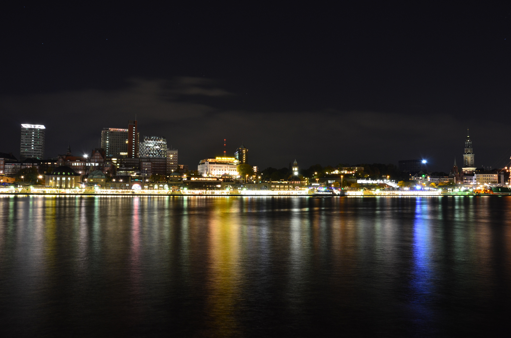 Hamburg Landungbrücken bei Nacht - Deutschland