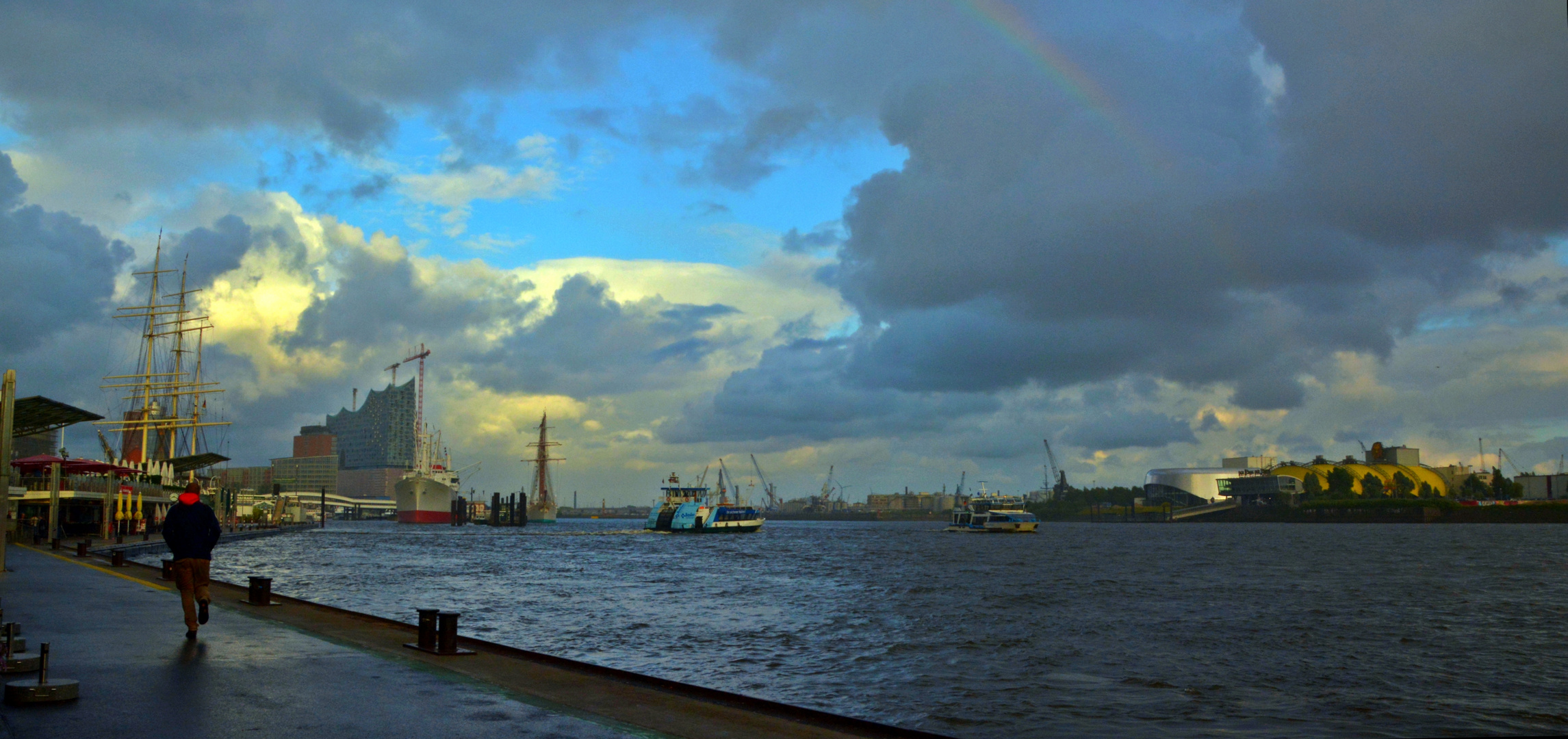 Hamburg Landungsbrücke am Abend