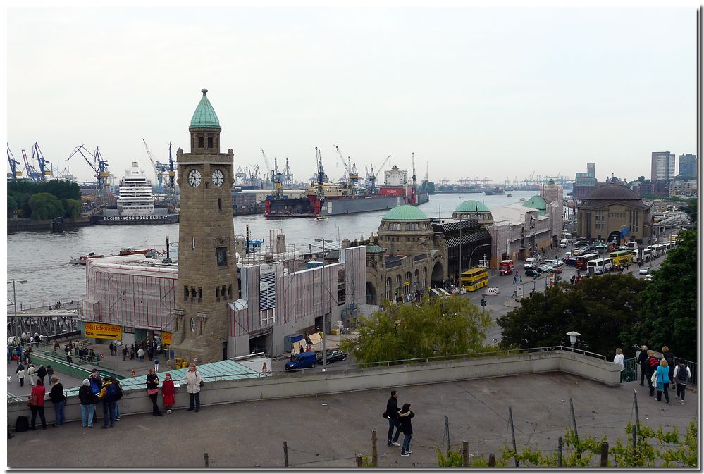 Hamburg - Landungsbrücken - "Am Weinrebenhang"