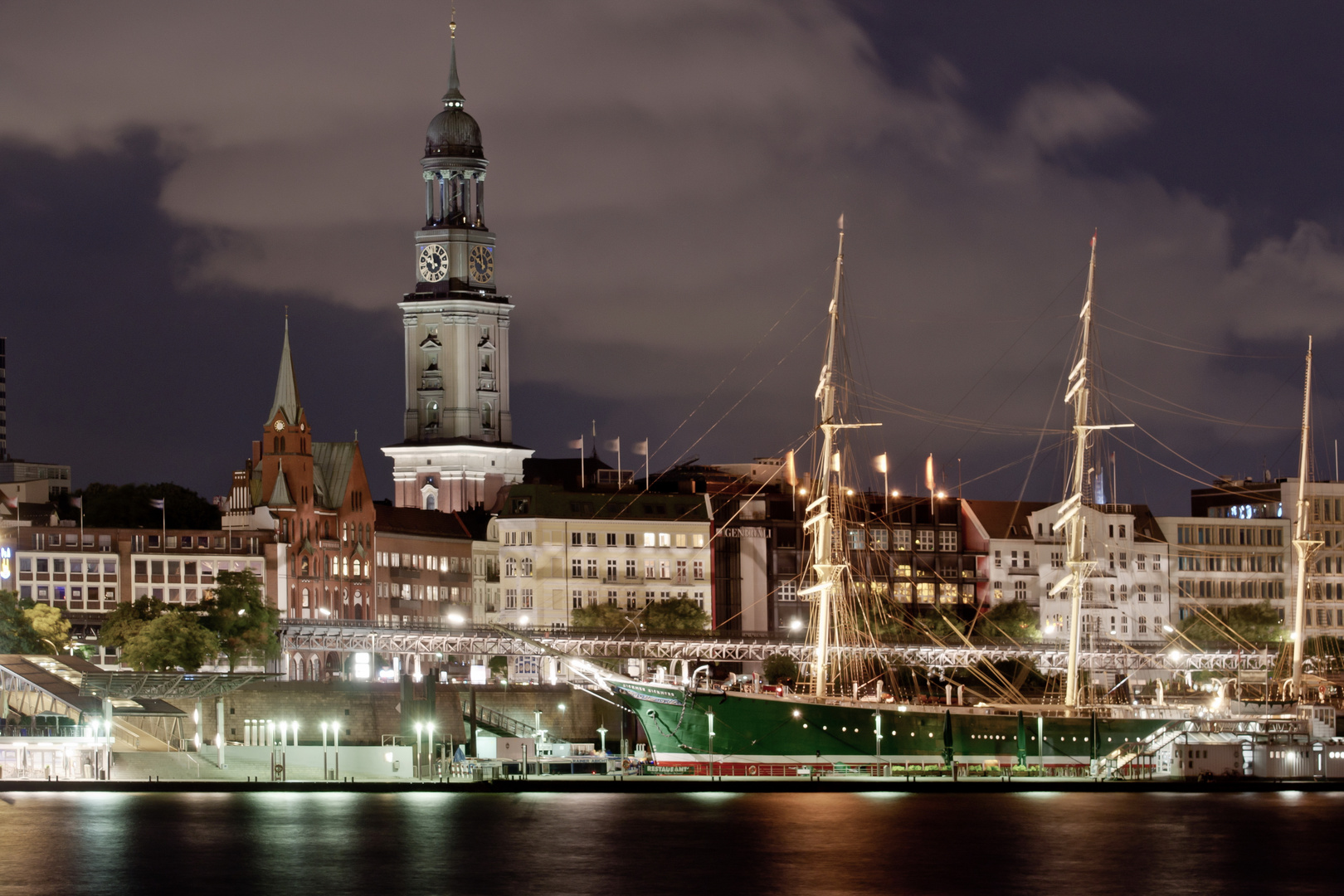 Hamburg Landungsbrücken bei Nacht