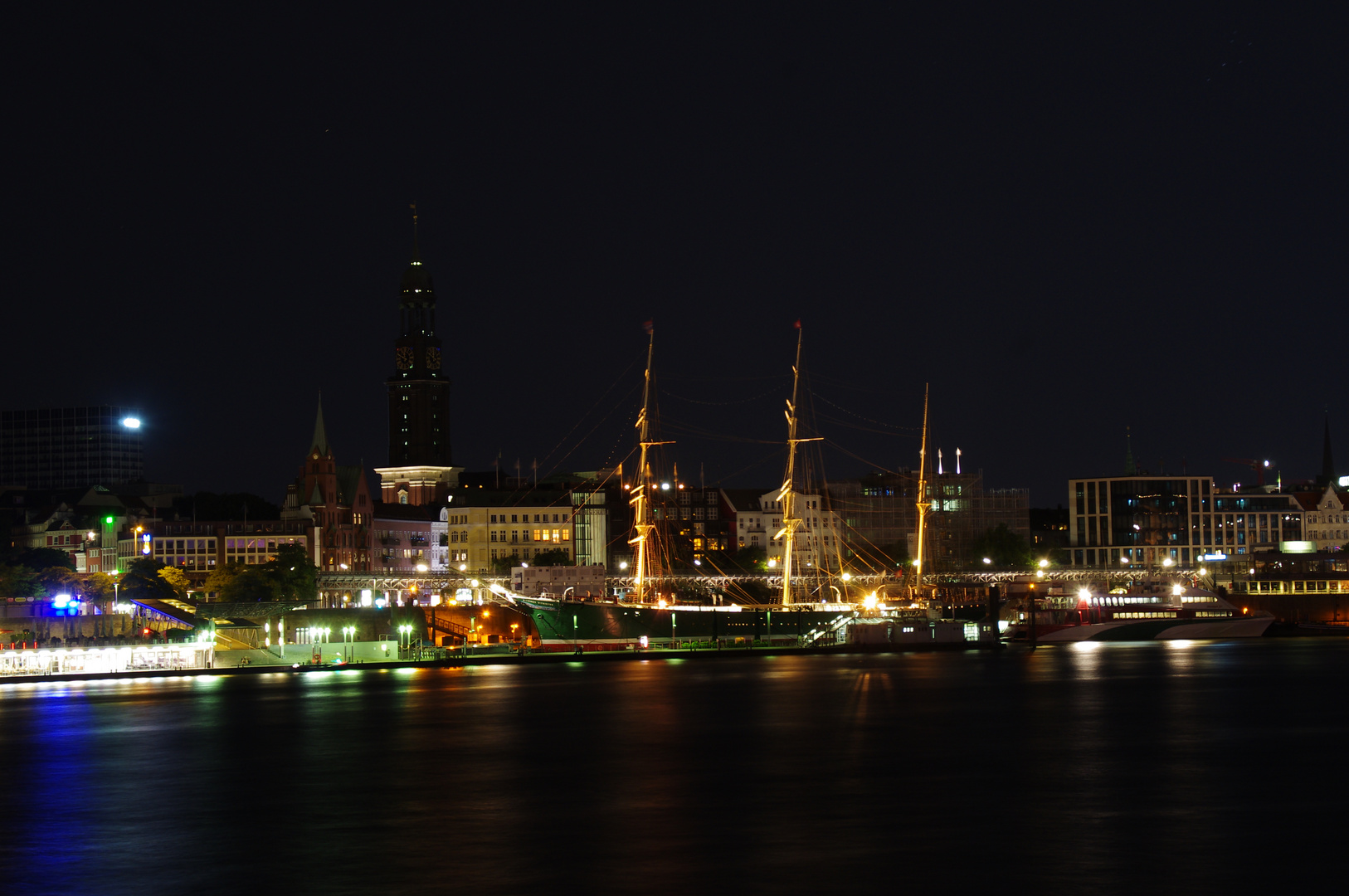 Hamburg Landungsbrücken bei Nacht