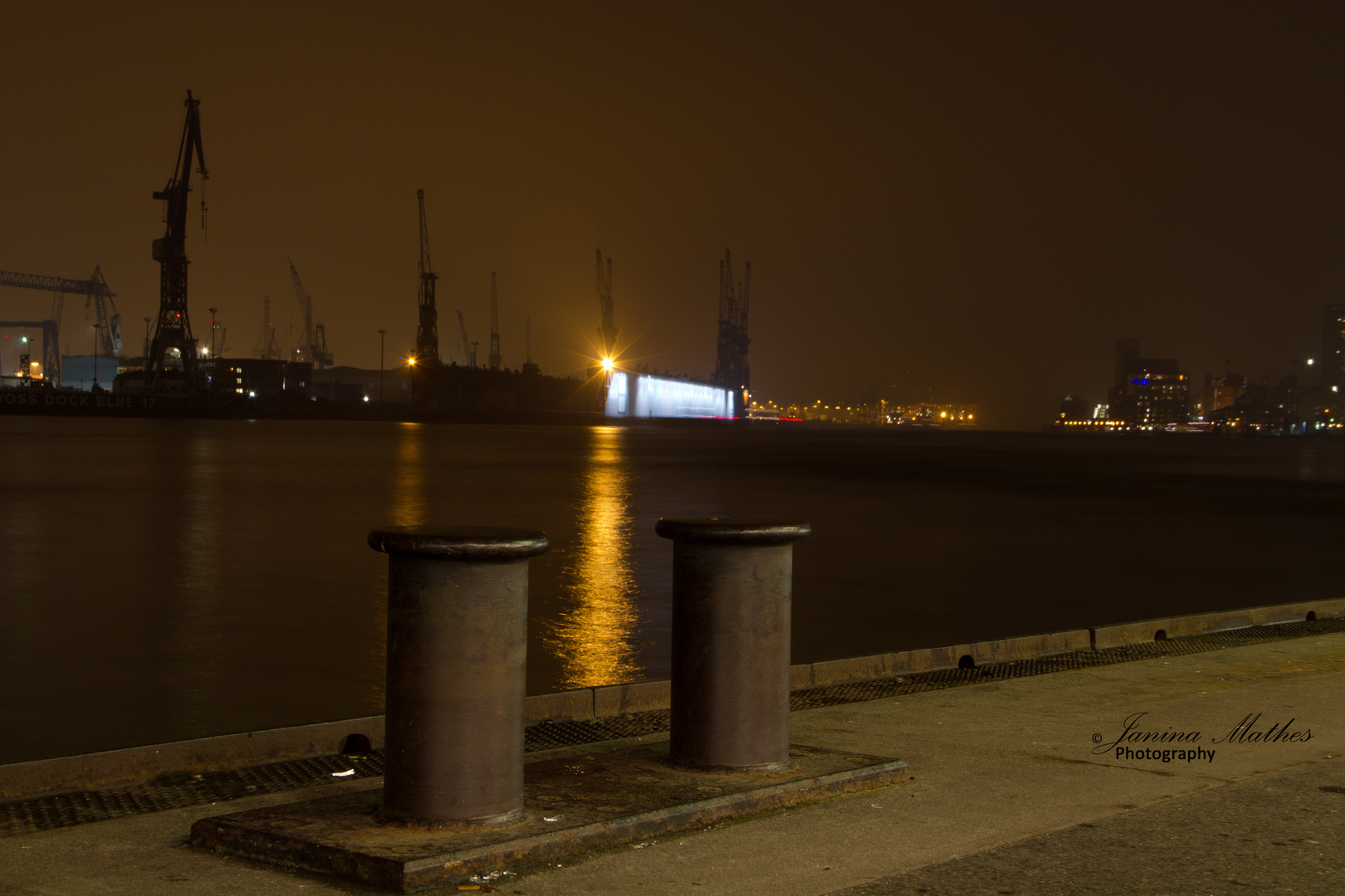 Hamburg Landungsbrücken bei Nacht