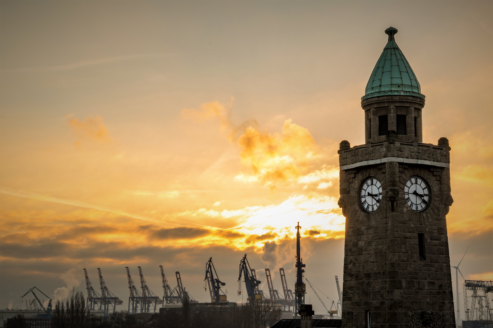 Hamburg Landungsbrücken bei Sonnenuntergang