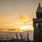 Hamburg Landungsbrücken bei Sonnenuntergang