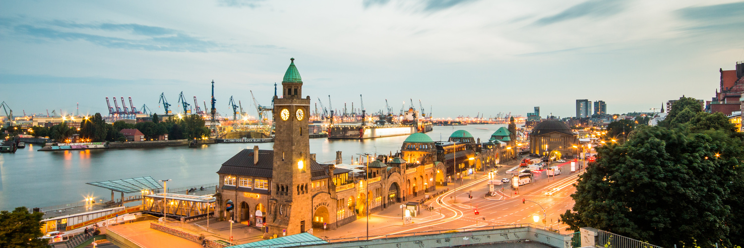 Hamburg Landungsbrücken im Sonnenuntergang/Blauen Stunde