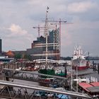 Hamburg Landungsbrücken mit Elb-Philharmonie