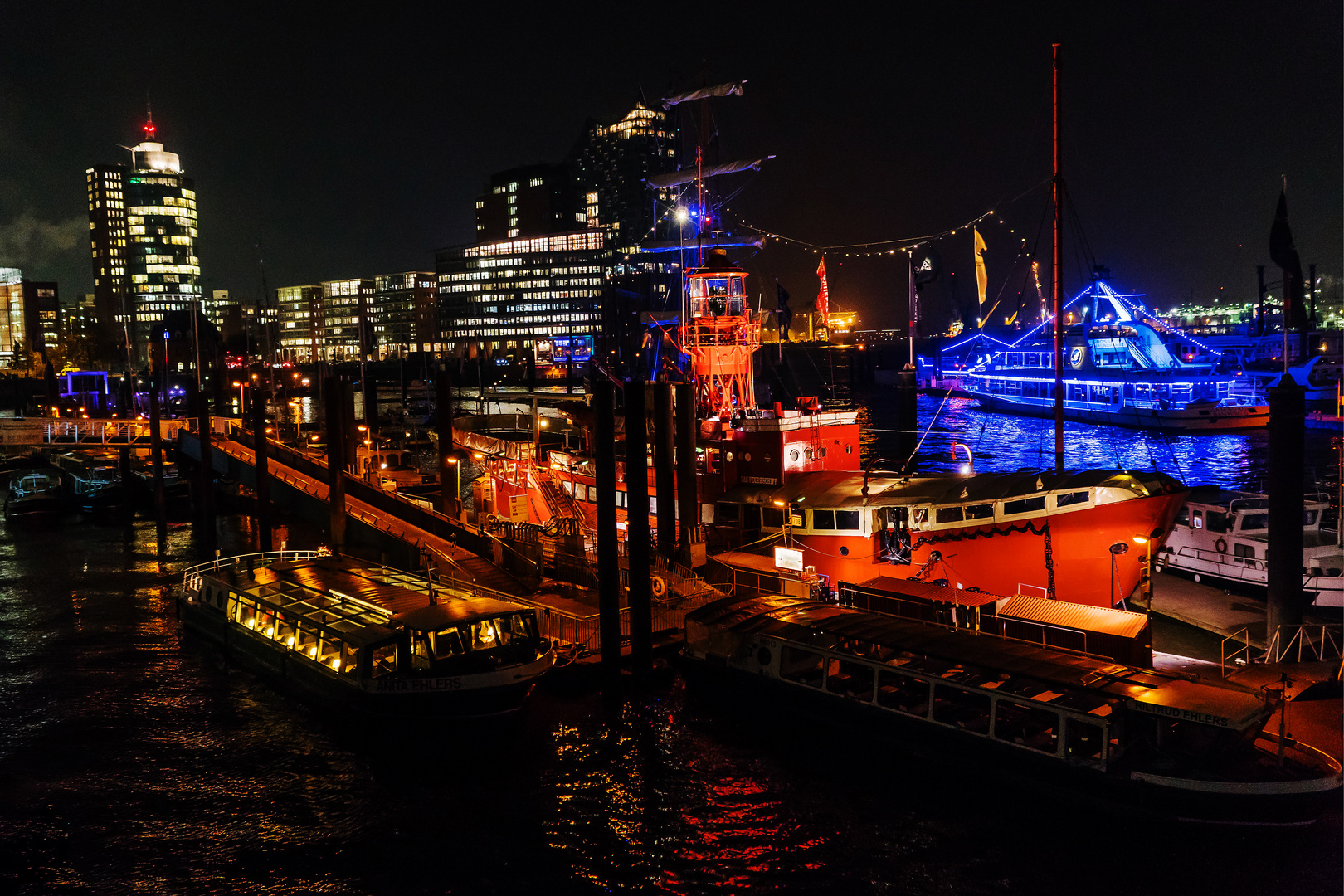 Hamburg, Landungsbrücken mit Elbphilarmonie im Hintergrund