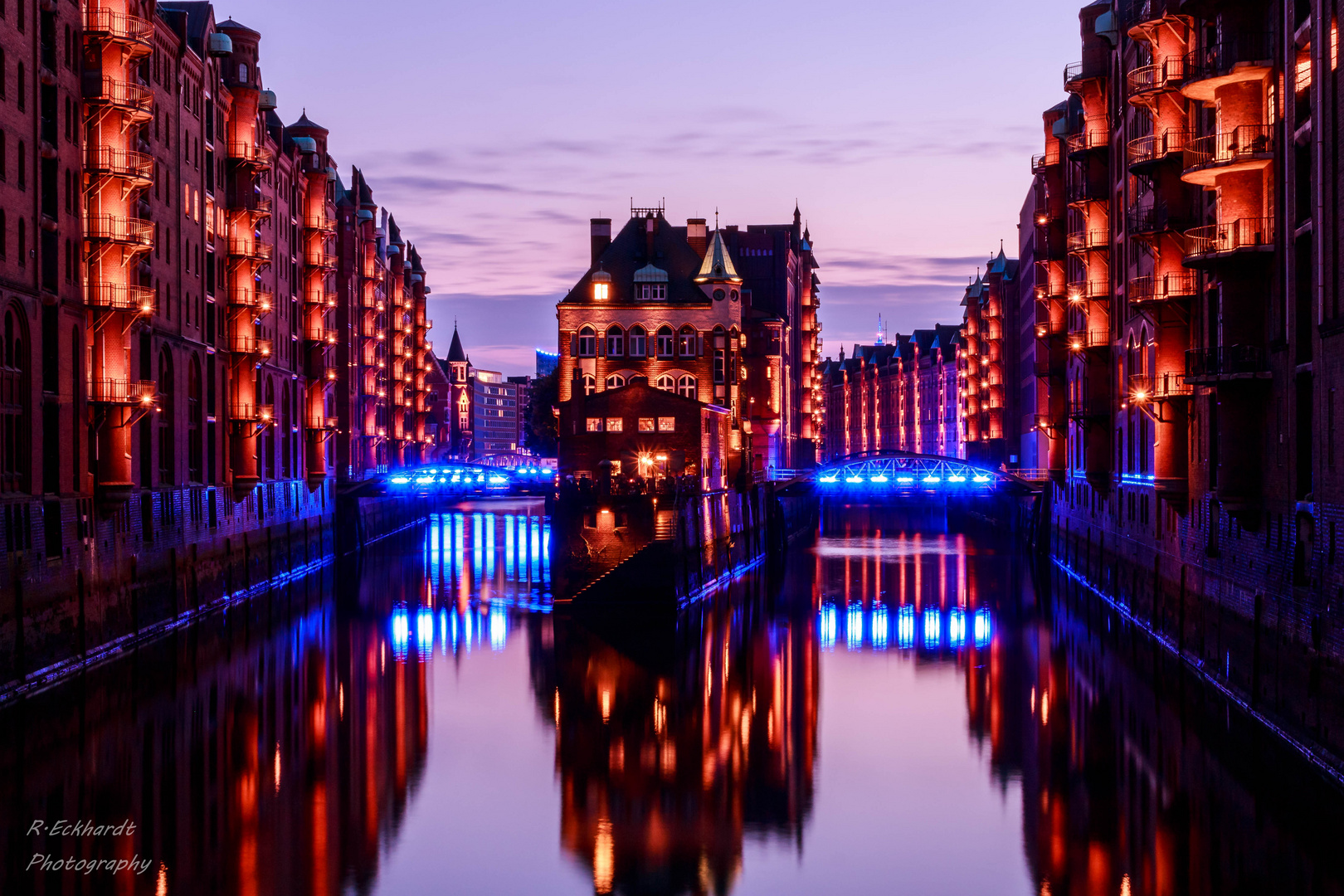 Hamburg leuchtet wieder blau