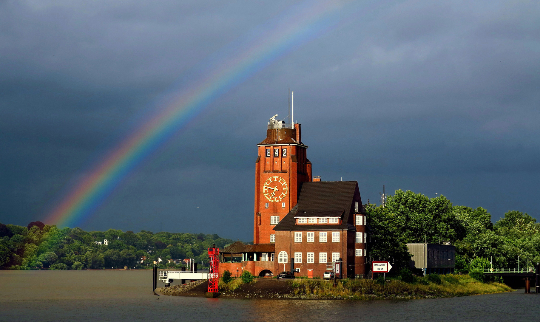 Hamburg, Lotsenhaus Seemannshöft am Eingang des Hamburger Hafens, Westansicht von der Elbe