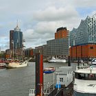 Hamburg mit Elbphilharmonie und Columbus Haus