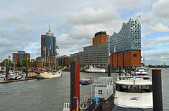 Hamburg mit Elbphilharmonie und Columbus Haus
