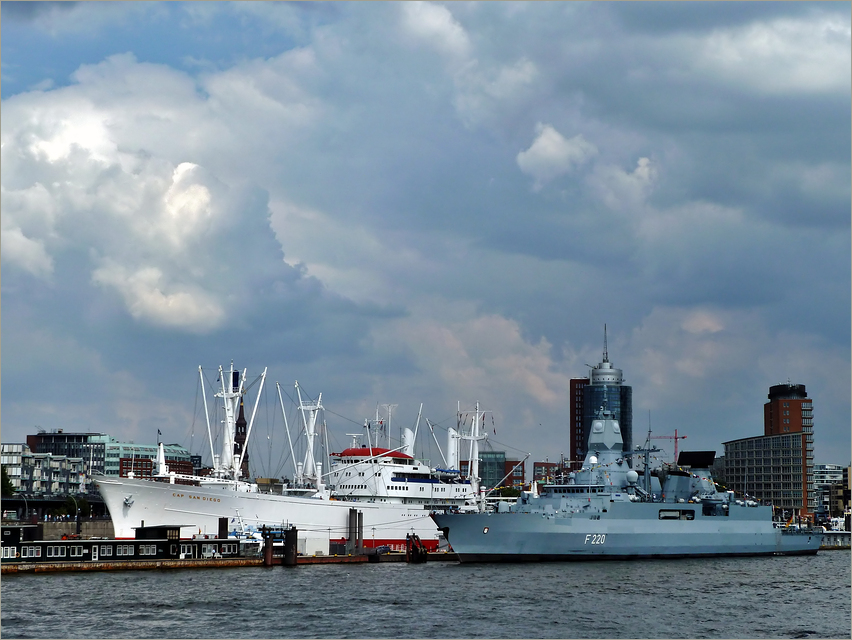 Hamburg mit Fregatte