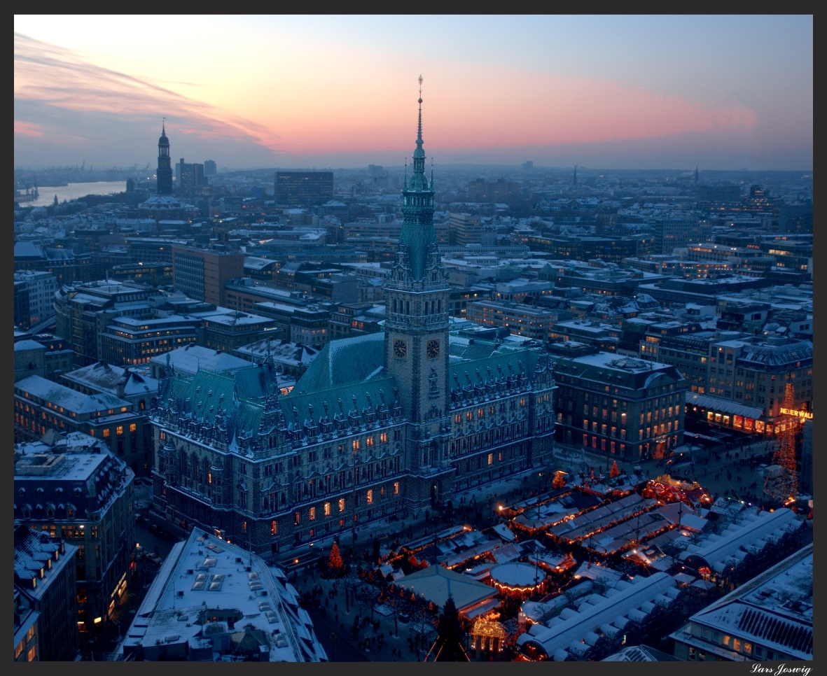 Hamburg mit weihnachtlichem Rathausmarkt