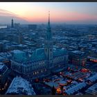 Hamburg mit weihnachtlichem Rathausmarkt