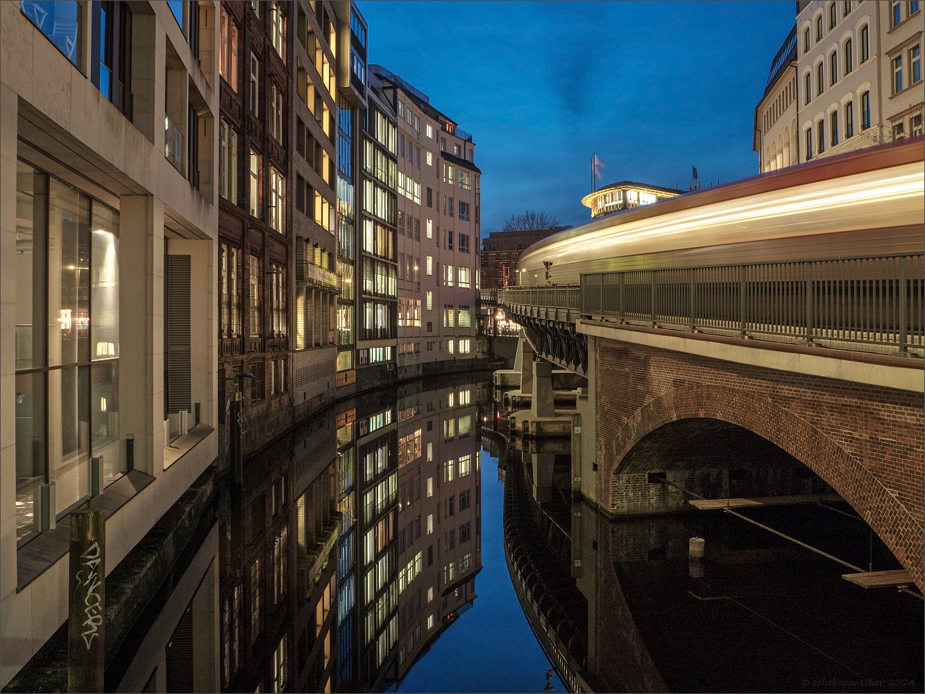 Hamburg Mönkedammfleet mit U-Bahn