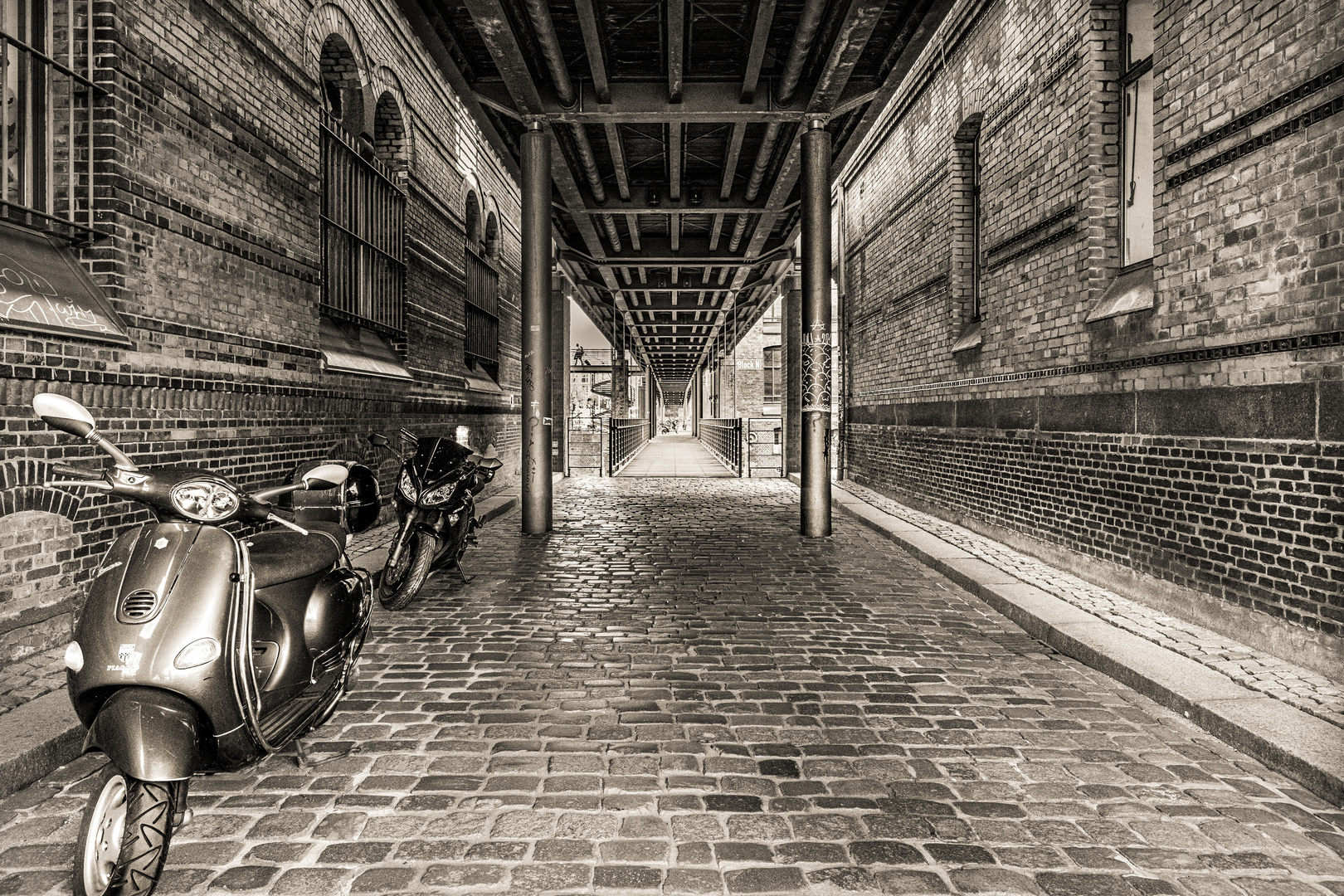 Hamburg - Motorroller in der Speicherstadt