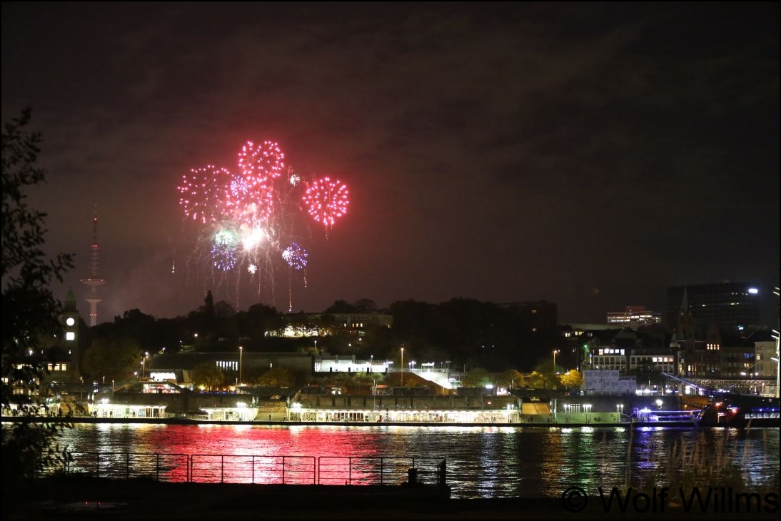 Hamburg nachts mit Feuerwerk