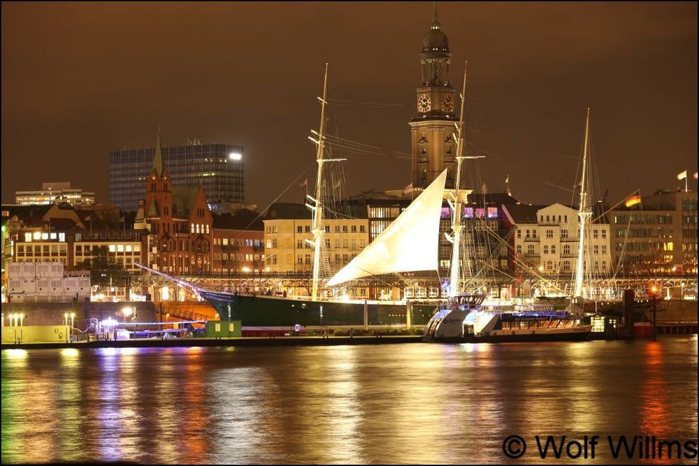 Hamburg nachts mit Feuerwerk