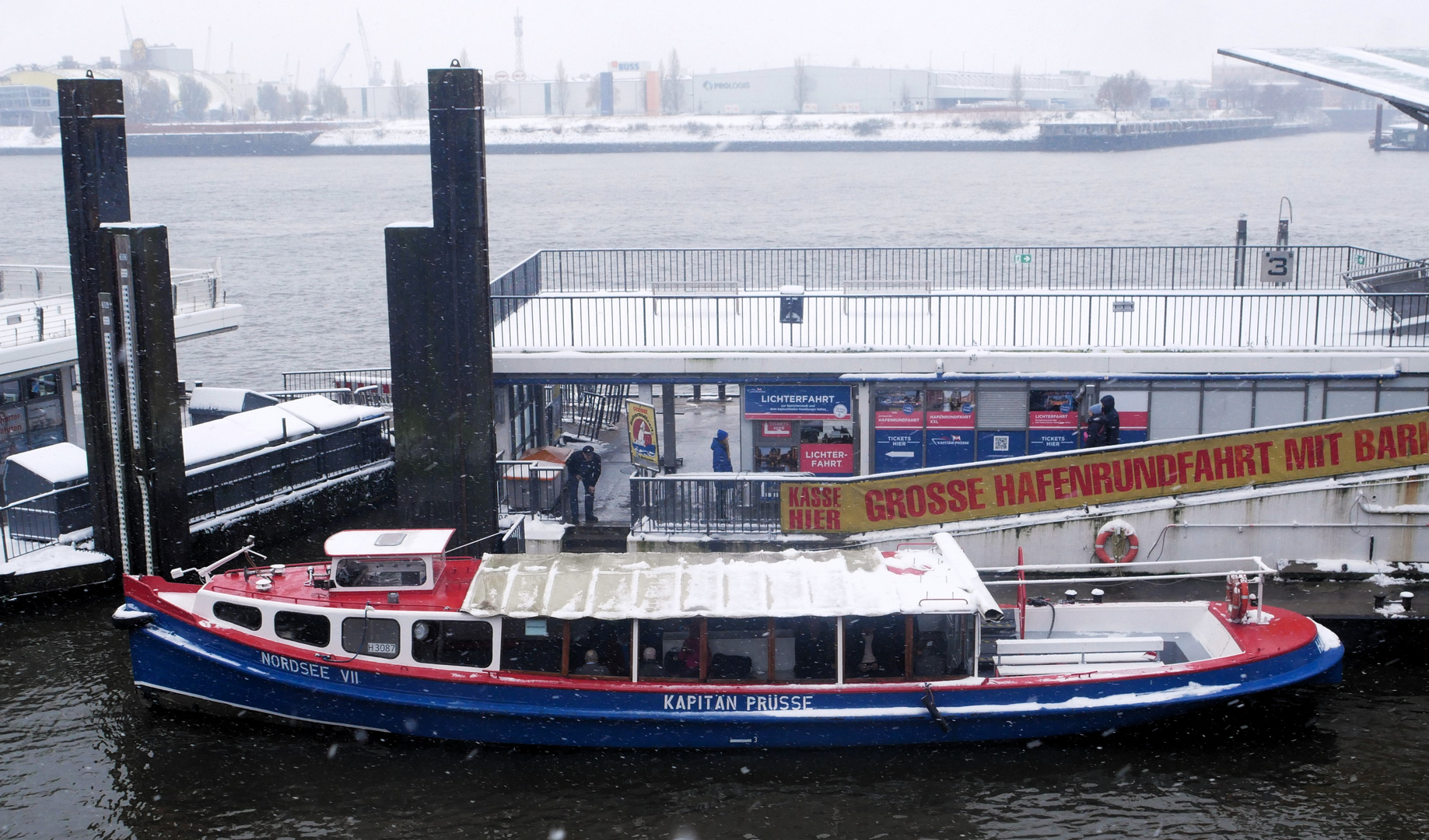 Hamburg - Nostalgische Barkasse an den Landungsbrücken