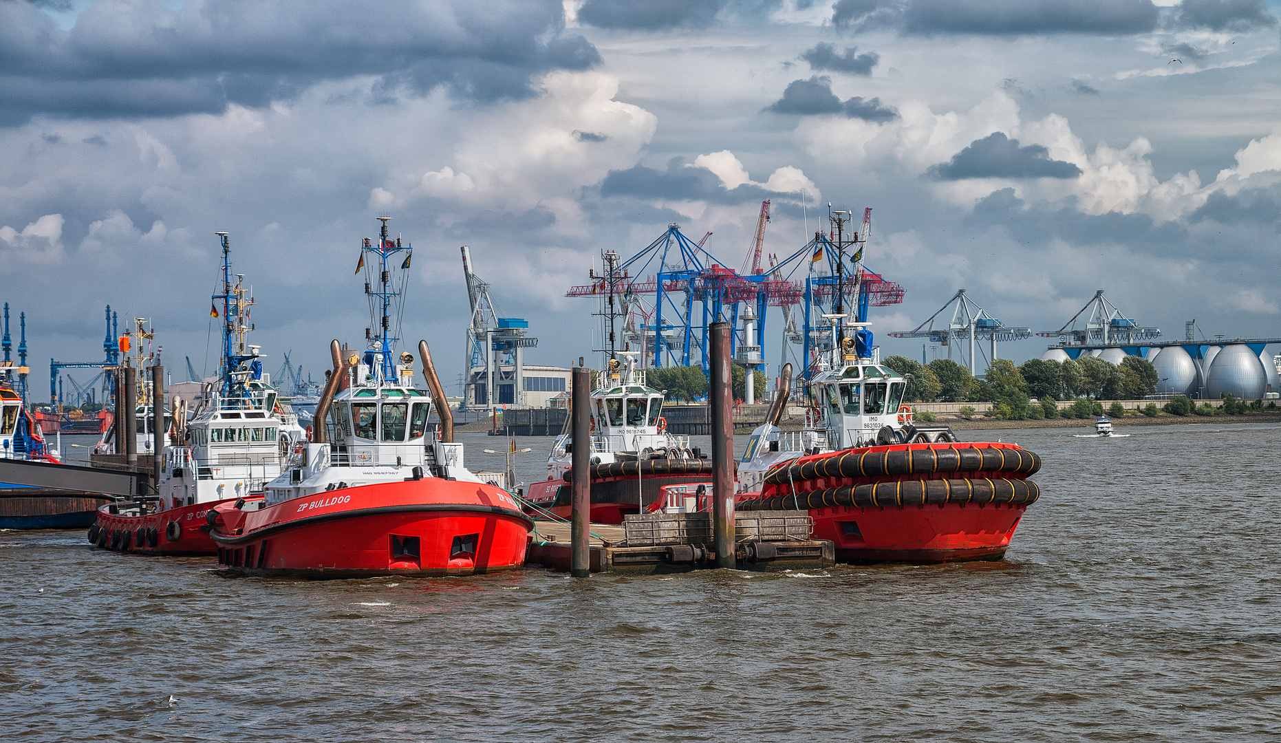 Hamburg Ovelgönne, parkende Schlepper