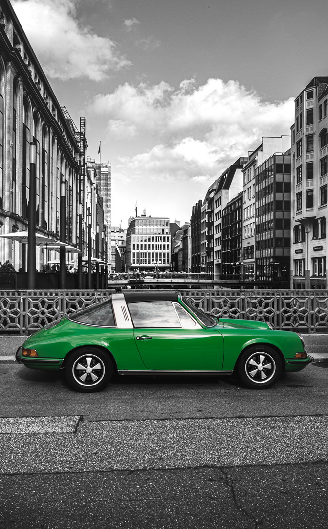 hamburg-porsche-green-black-white