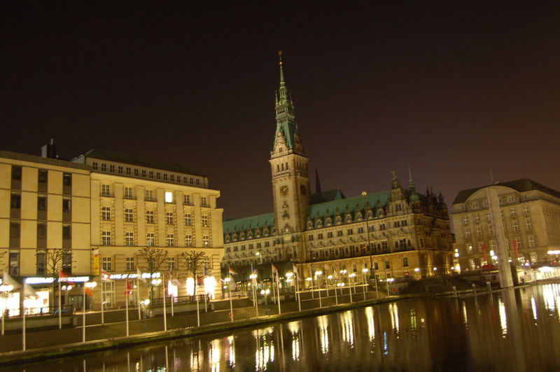Hamburg: Rathaus bei Nacht