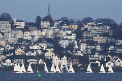 Hamburg — Regatta auf der Elbe vor Blankenese