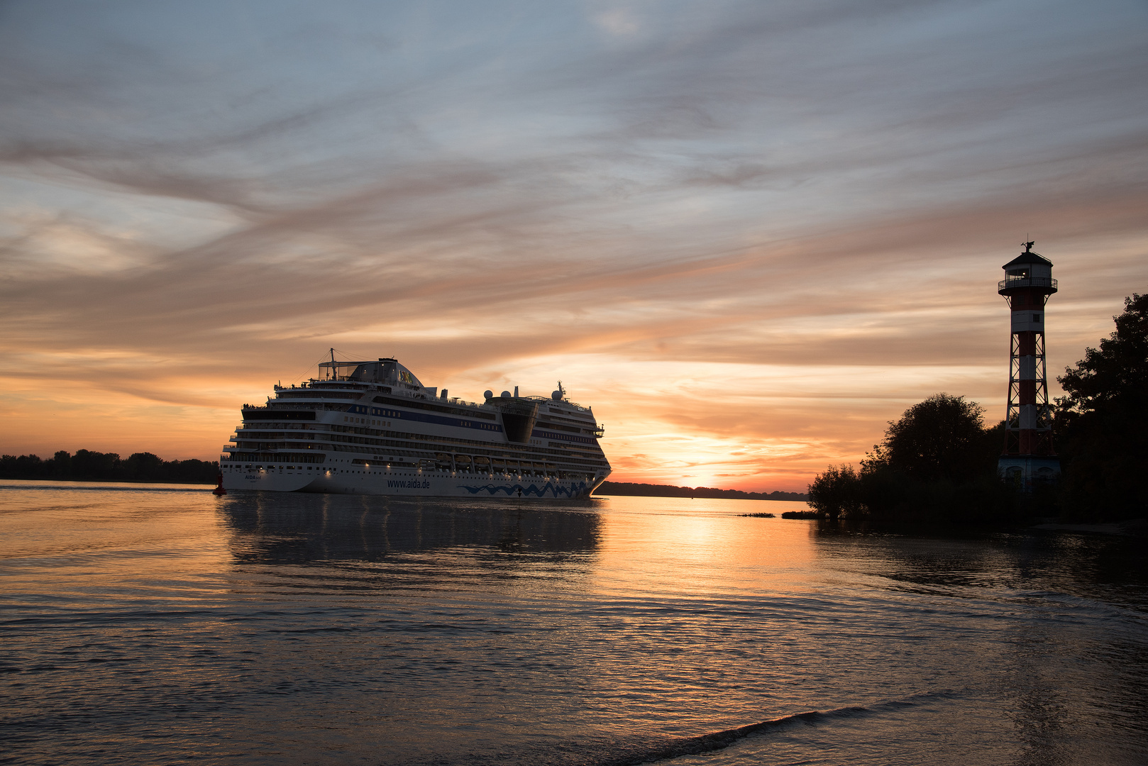 Hamburg Rissen und die AIDA im Sonnenuntergang