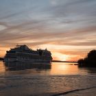 Hamburg Rissen und die AIDA im Sonnenuntergang