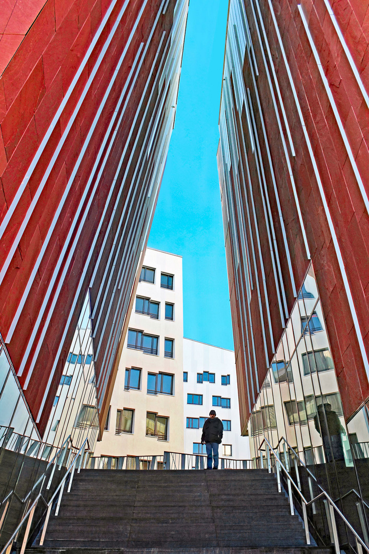 Hamburg , rote Häuserschlucht in der Hamburger Hafencity
