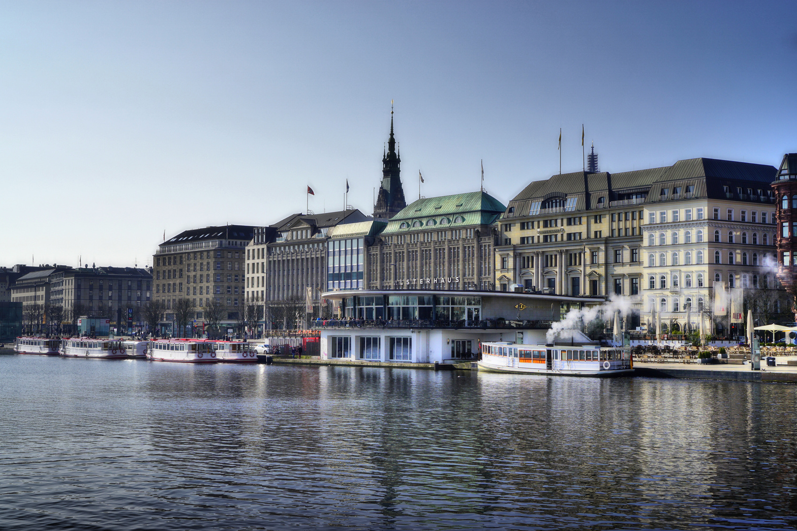 HAMBURG - SAMSTAG 09.04.2016 BLICK AUF ALSTERPAVILLON UND JUNGFERNSTIEG