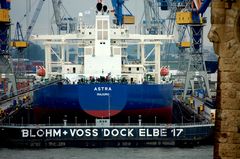 Hamburg- Schiff im Dock 17