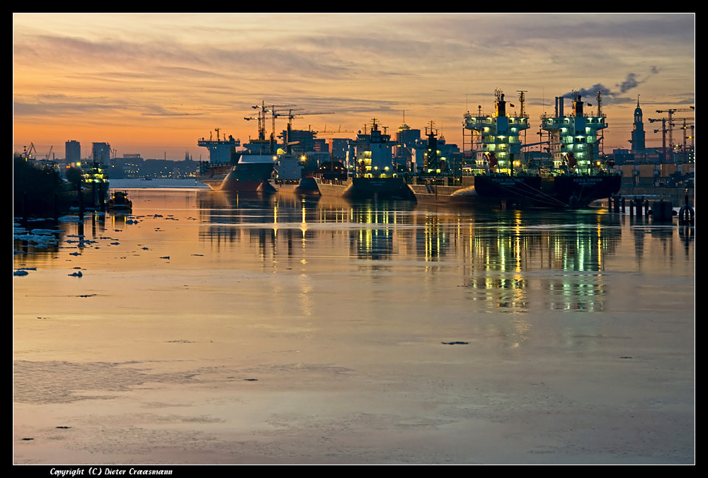 Hamburg, Schiffe auf Reede an den Dalben - Ships parking and waiting