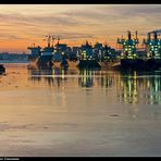 Hamburg, Schiffe auf Reede an den Dalben - Ships parking and waiting