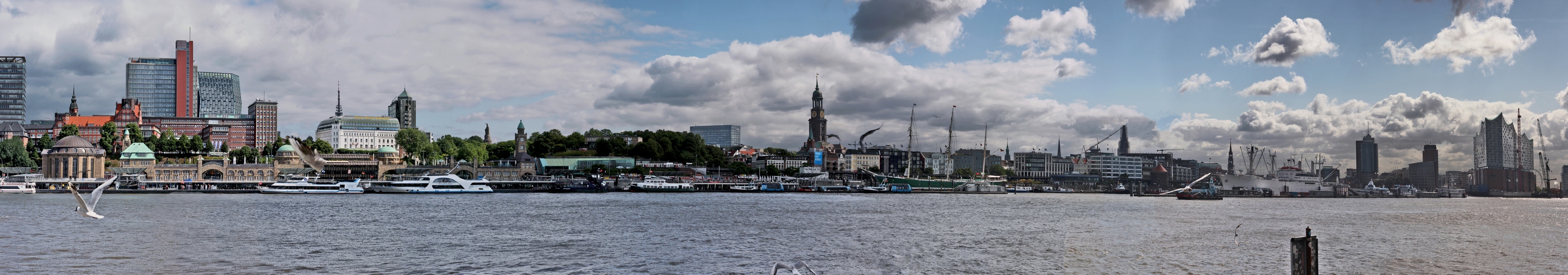* Hamburg Skyline *