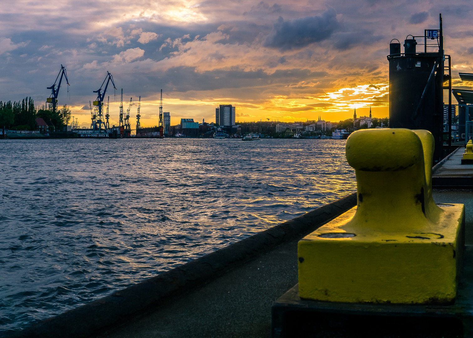 Hamburg Sonnenuntergang im Hafen