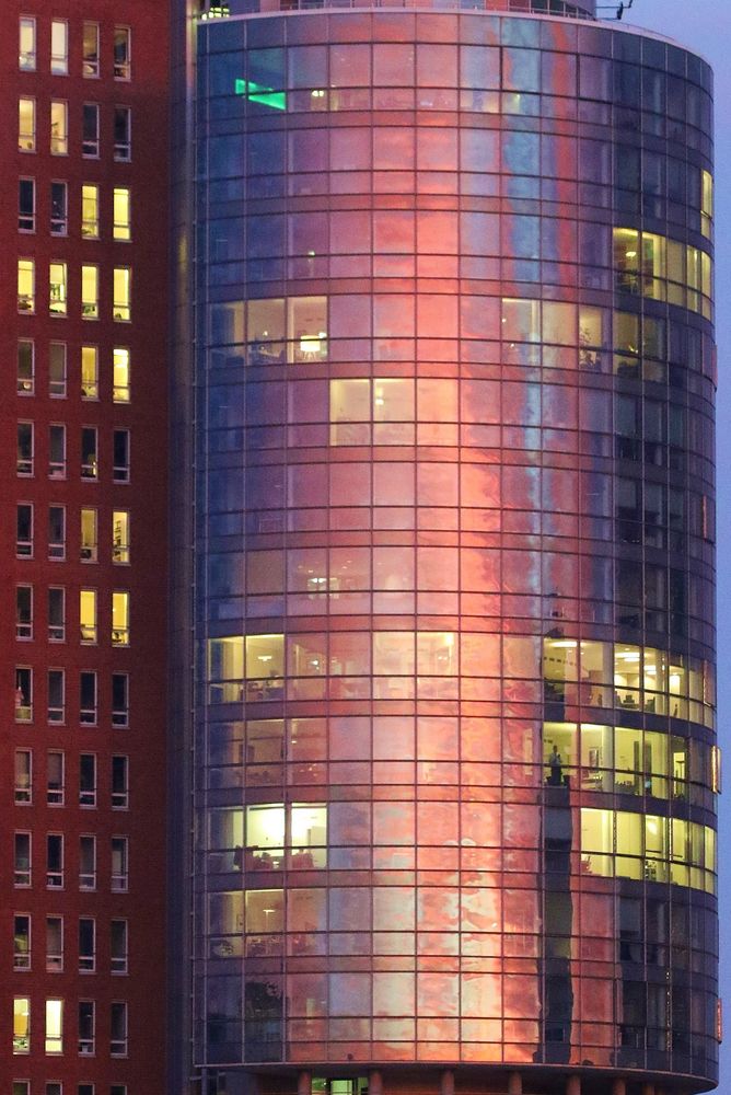 Hamburg — Sonnenuntergang spiegelt sich in der Glasfront