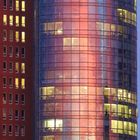 Hamburg — Sonnenuntergang spiegelt sich in der Glasfront