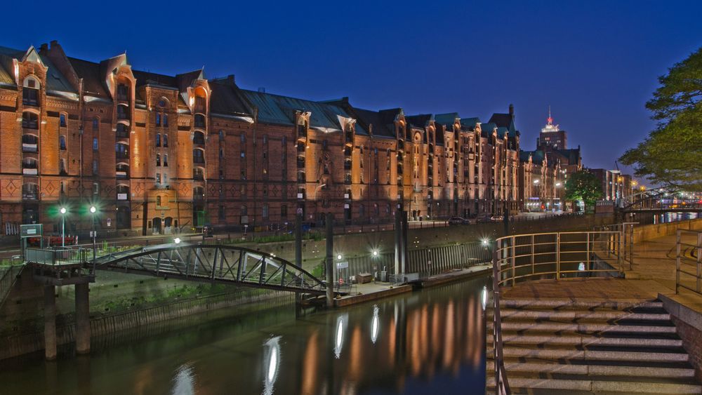 Hamburg Speicherstadt am Kehrwieder bei Nacht