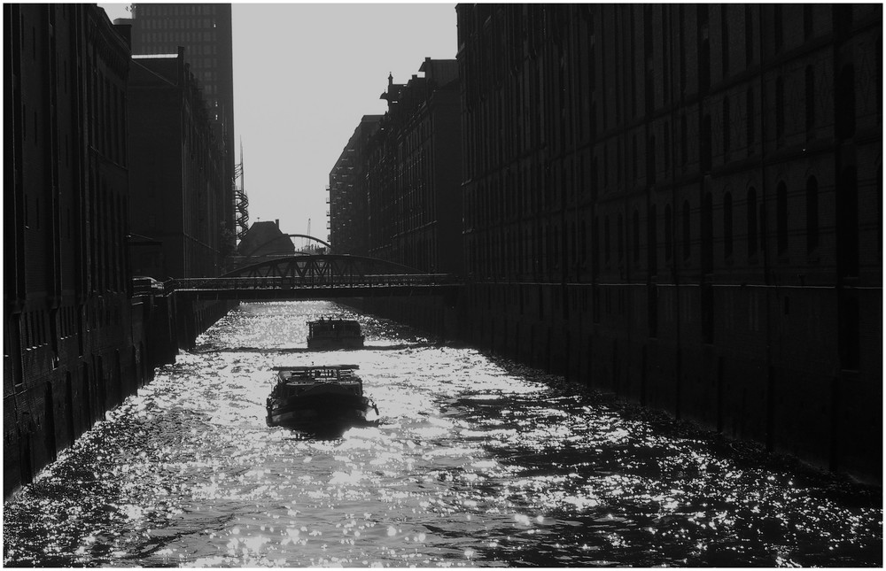 Hamburg - Speicherstadt - Barkassen im Gegenlicht