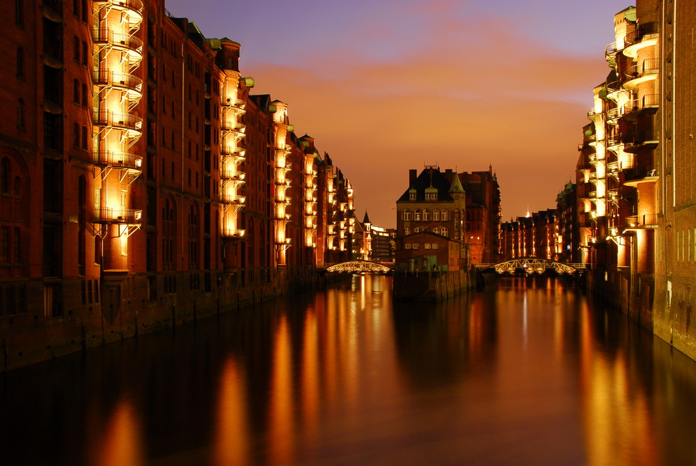 Hamburg Speicherstadt bei Blauer Stunde