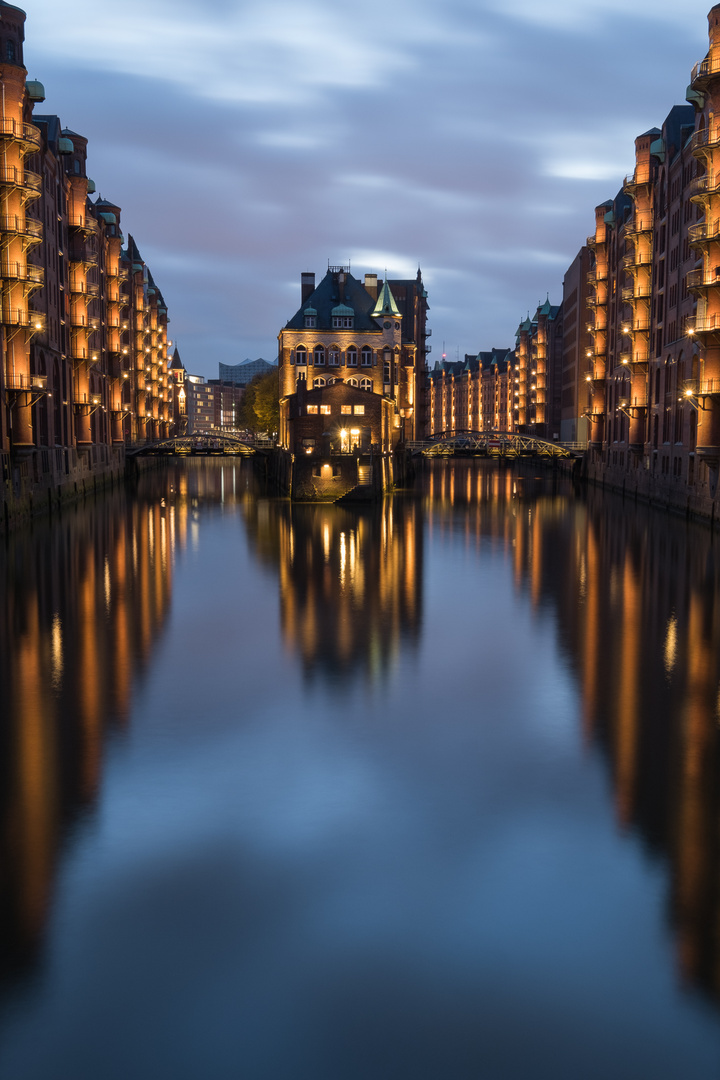 Hamburg Speicherstadt beim Sonnenuntergang / Hamburg warehouse district at sunset