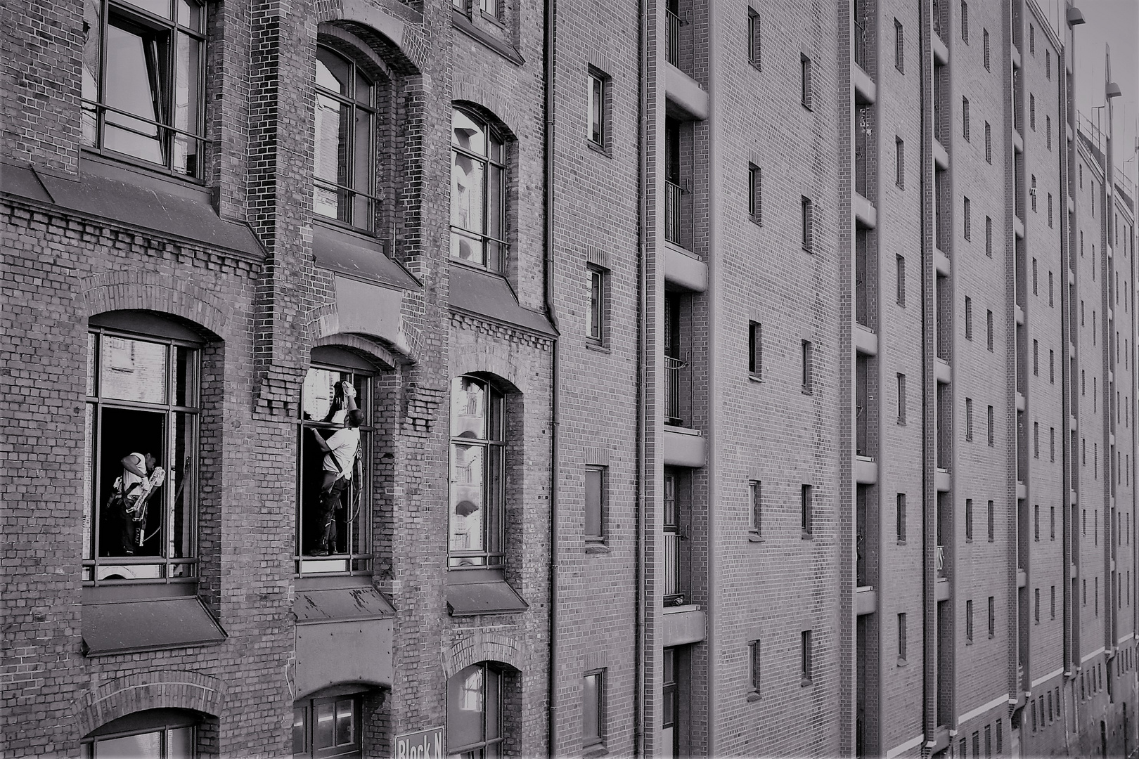 Hamburg Speicherstadt  -  Fassade mit Fensterreiniger