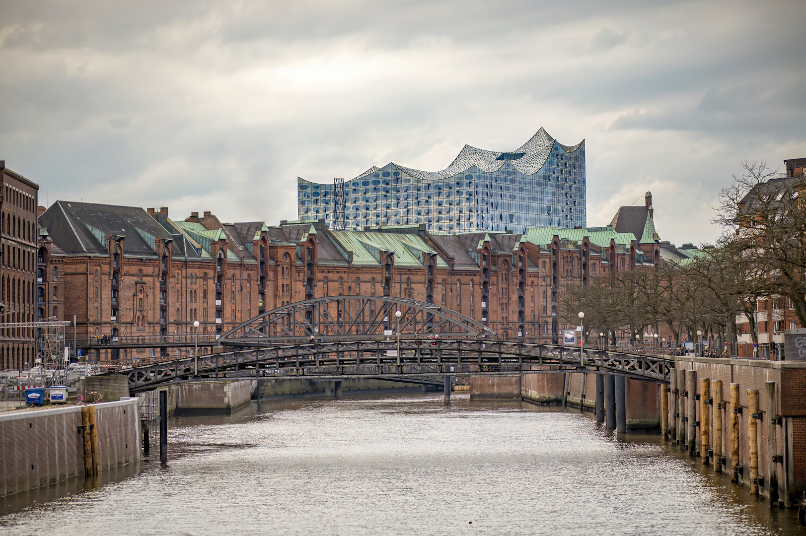 Hamburg - Speicherstadt mit Elbphilharmonie im Hintergrund